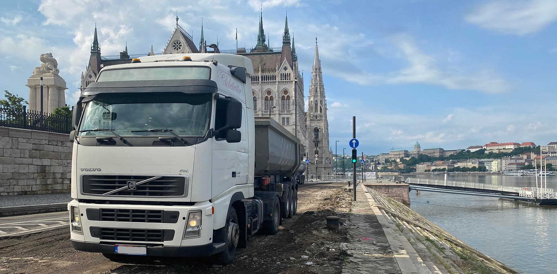 Billencs szerelvényünk a pesti alsó rakparton, az Országház előtt